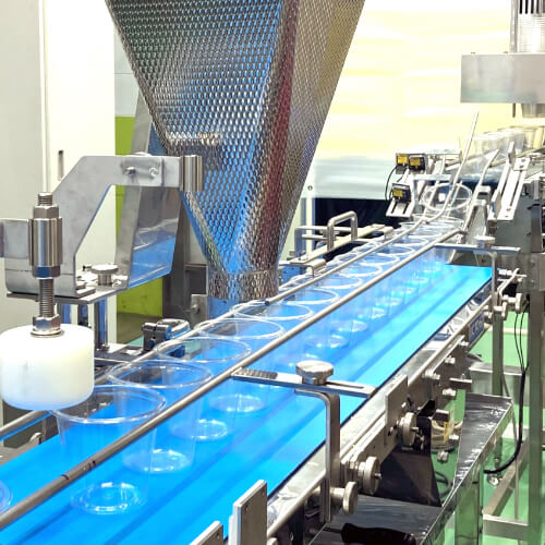 神戸衡機株式会社の導入事例の製品カップ自動供給充填装置